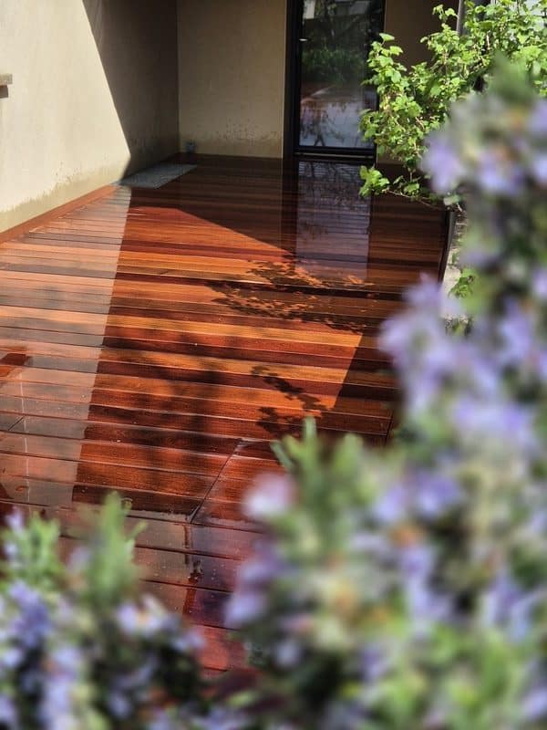 terrasse en bois fleurie